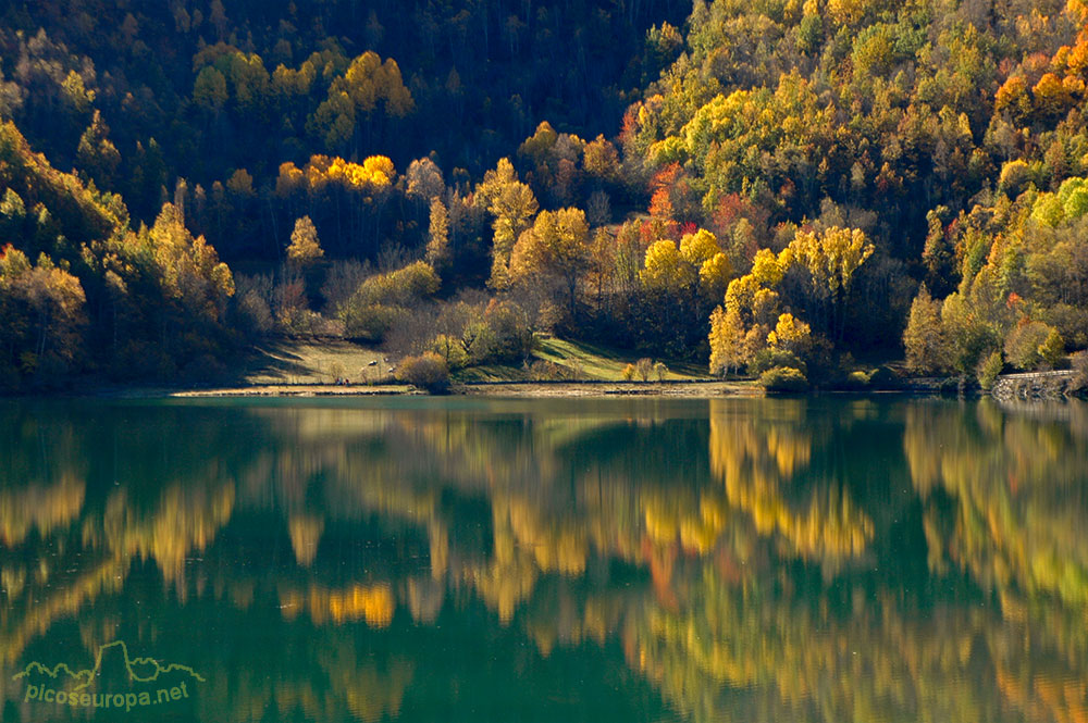 Otoño en el embalse de Eriste, Valle de Benasque, Pirineos de Huesca, Aragon