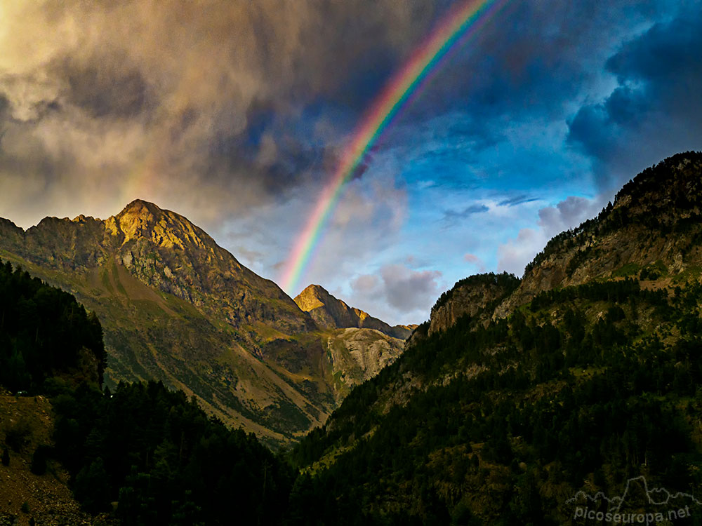 Tarde de tormentas en Benasque, poco antes de oscurecer abrio lo justo para dibujar el arco iris.