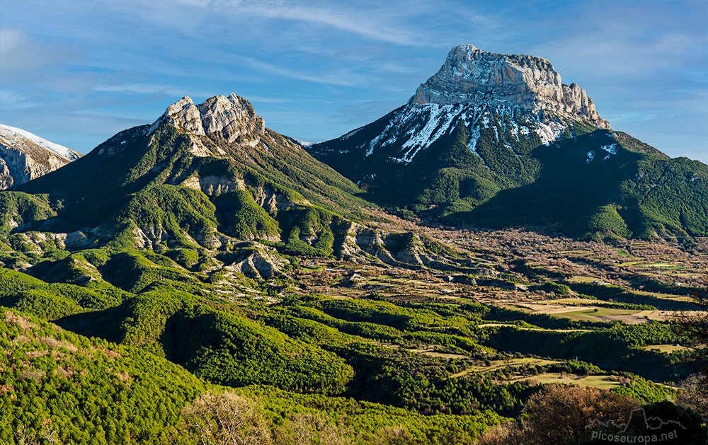 La imponente mole de Peña Montañesa desde las faldas del Castillo Mayor. Pirineos de Huesca, Aragón.