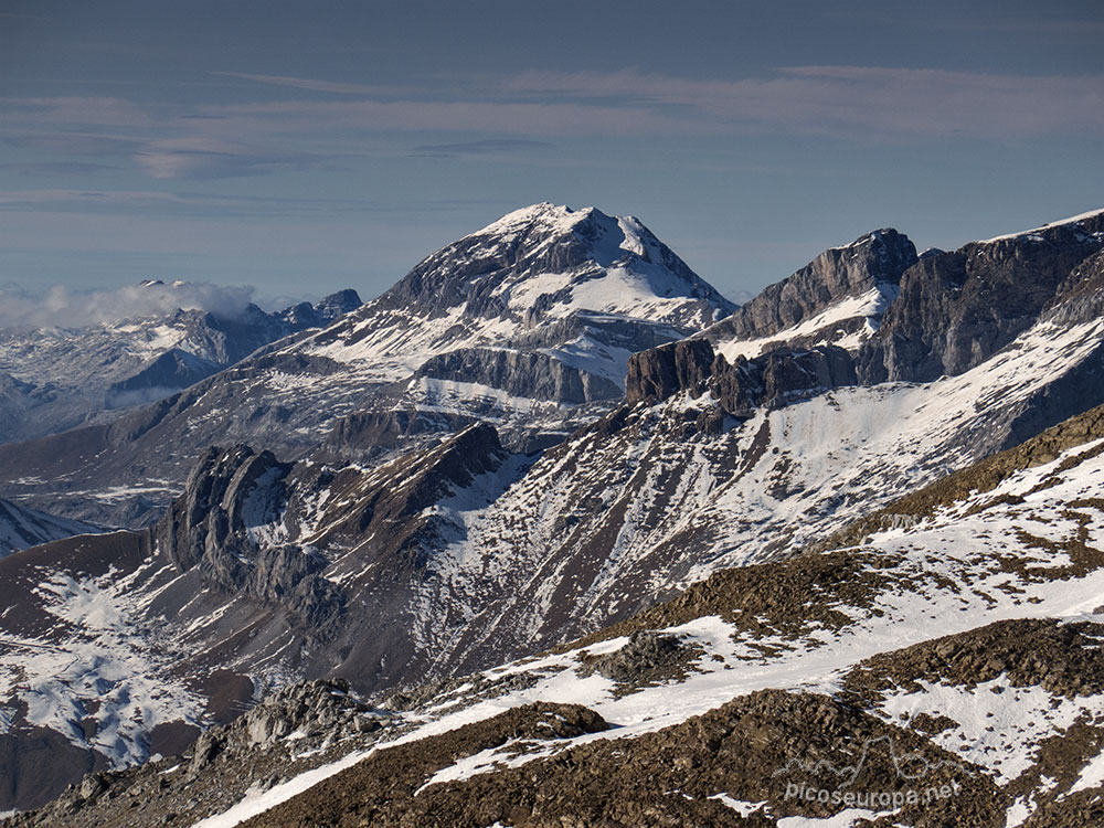 Bisaurin y Mallos Lecherines desde el Pico Collarada Pirineos de Huesca, Aragón