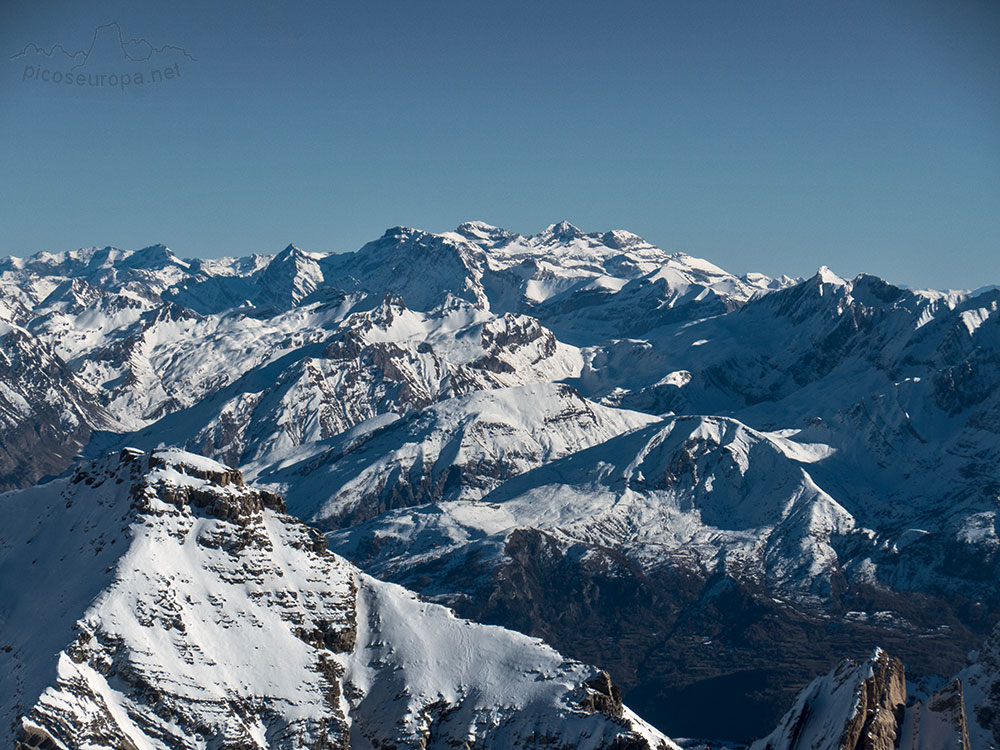 Cumbres del Parque Nacional de Ordesa y Monte Perdido desde Peña Collarada, Pirineos de Huesca, Aragón