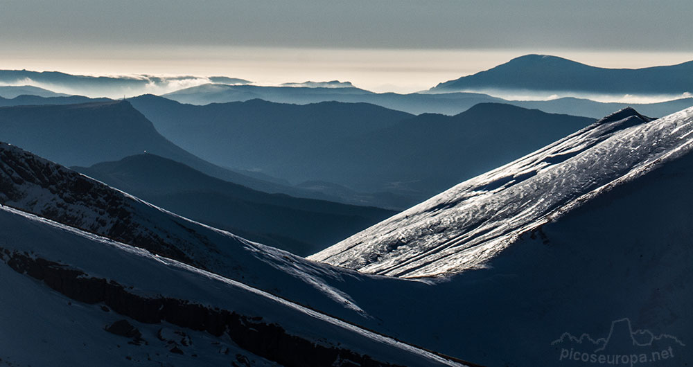 Peña Oroel y posiblemente Moncayo desde las rampas de acceso a la última canal de subida al Pico Collarada