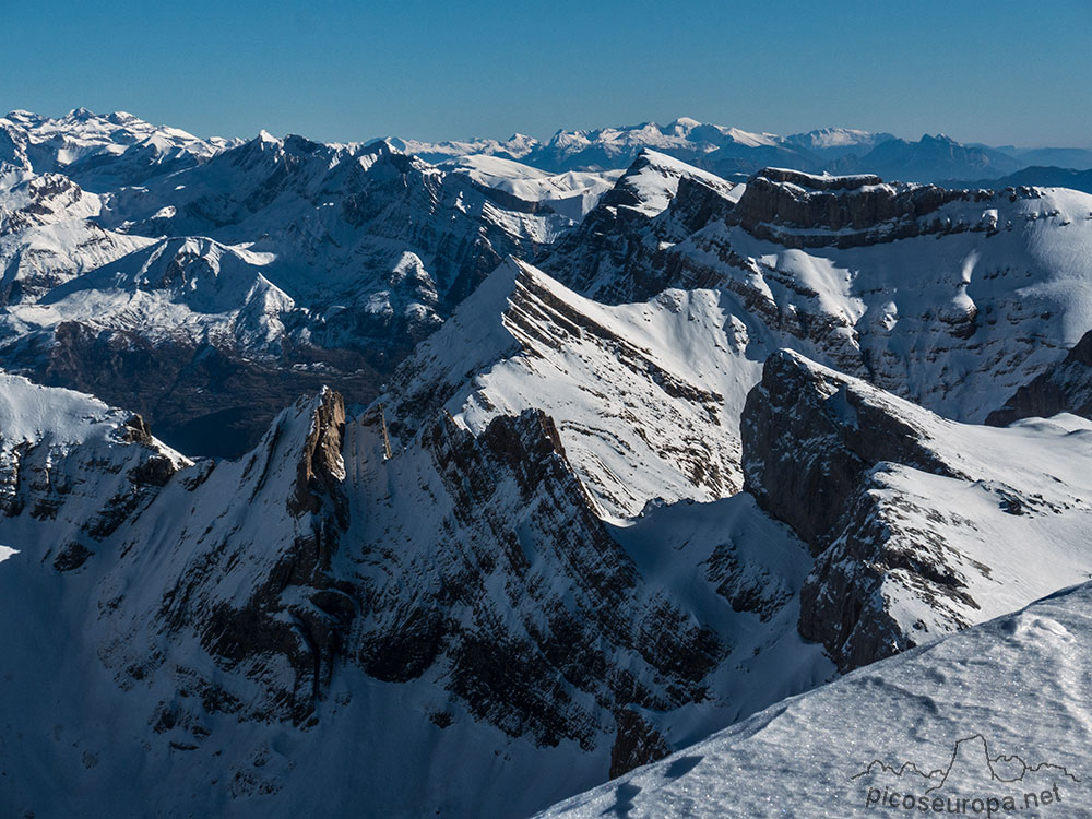 Sierra de Tendeñera, Sierra de Telera y al fondo el Cotiella, Pirineos de Huesca, Aragón