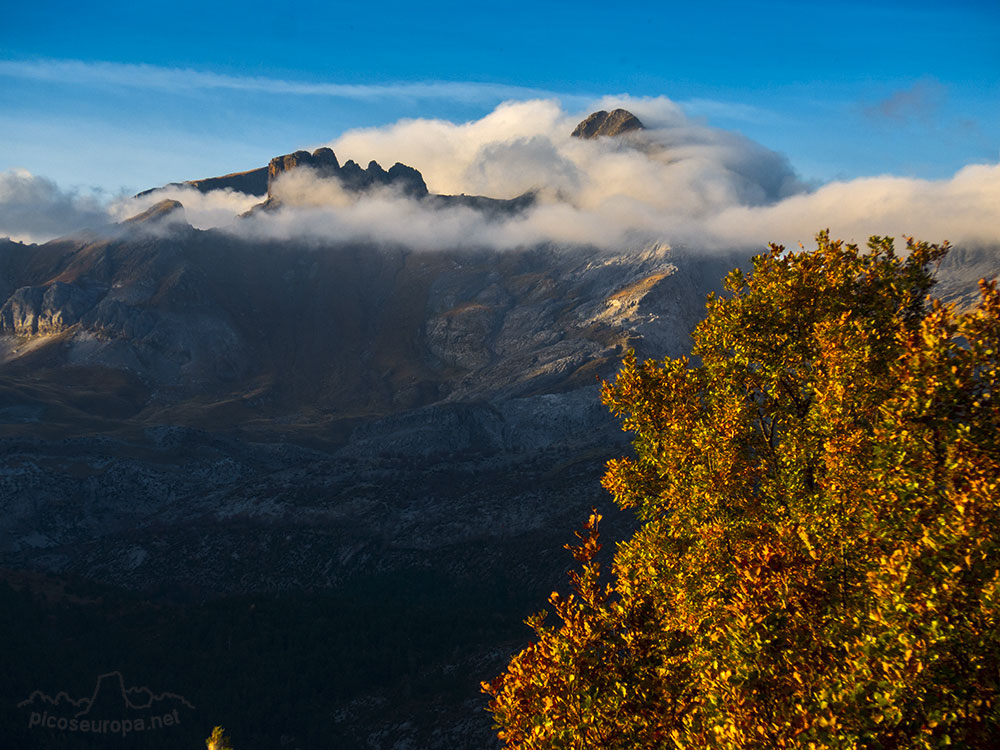 Desde el pueblo de Villanua situado al pie del Pico Collarada, Pirineos de Huesca, Aragón