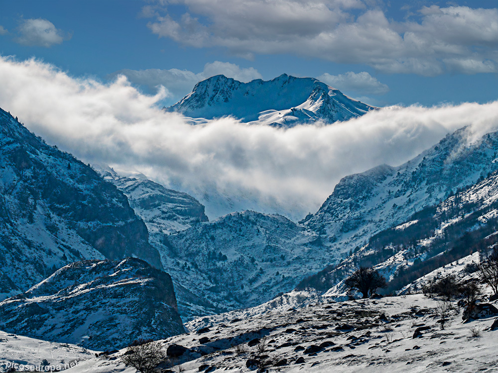 Pico Bisaurin desde la pista que desde la Selva de Oza (Hecho) lleva a Aiguas Tuertas. Pirineos de Huesca, Aragón.