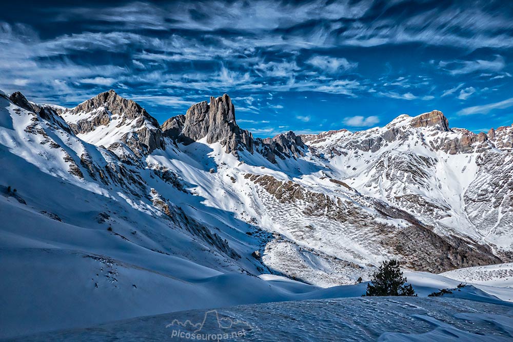 El circo de Lescun desde el lago de Ansabere, Pirineos, Francia