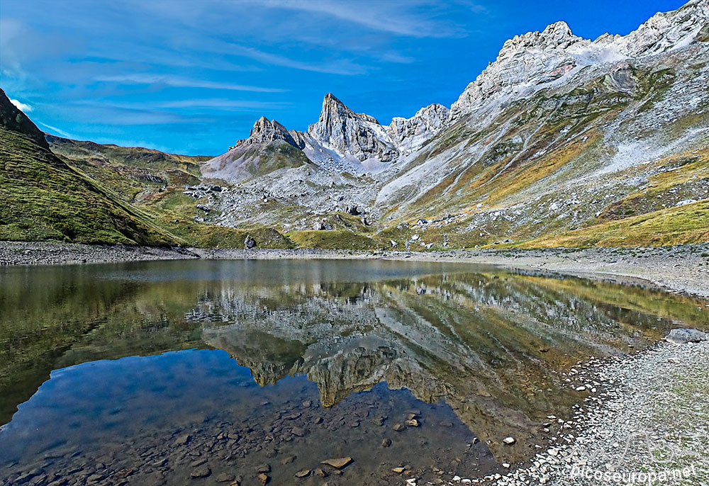 Lac Lhurs en el Circo de Lescun, Pirineos, Francia.