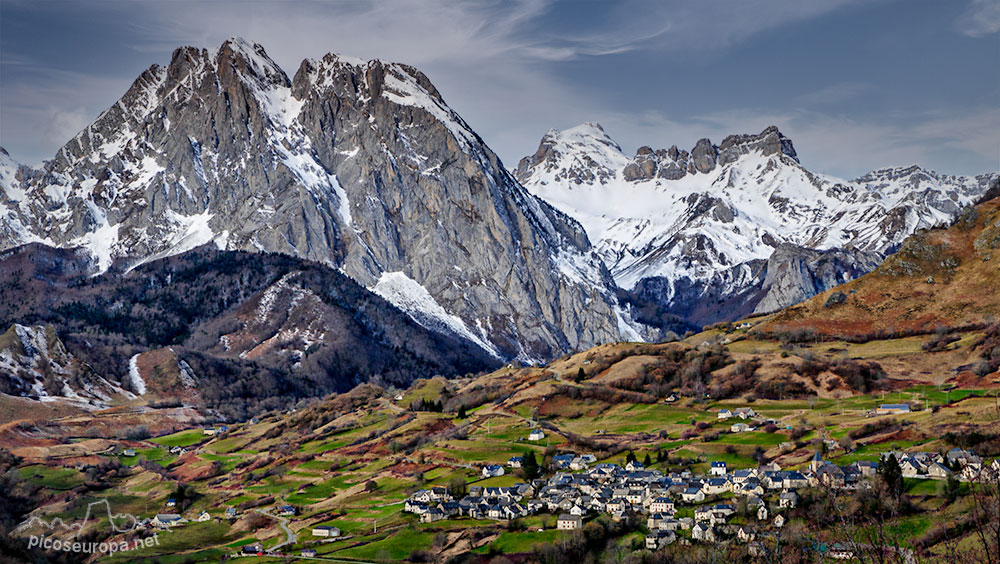 El pueblo de Lescun, por detrás el Billare y al fondo el Anie. Pirineos, Francia.