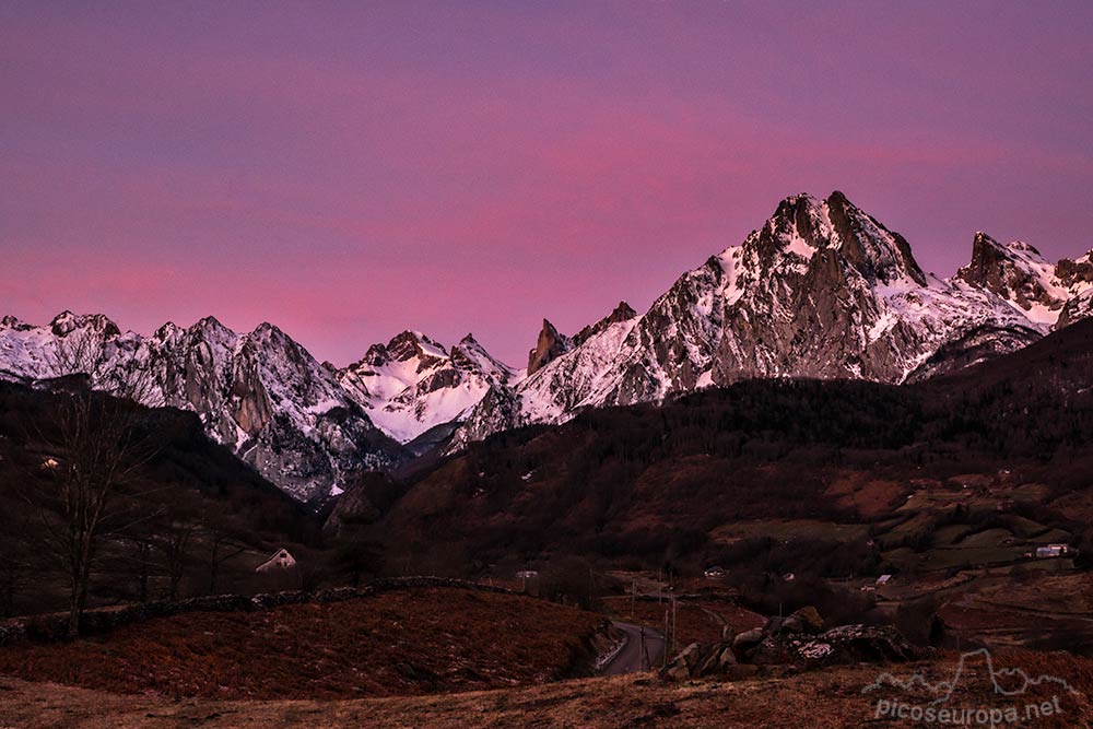 Circo de Lescun, destacando la gran mole del Pico Billare, Pirineos, Francia