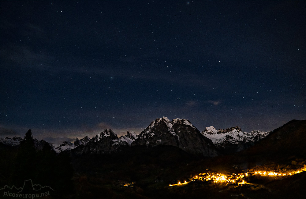 Foto: El pueblo de Lescún con el Circo de montañas al fondo, Pirineos, Francia