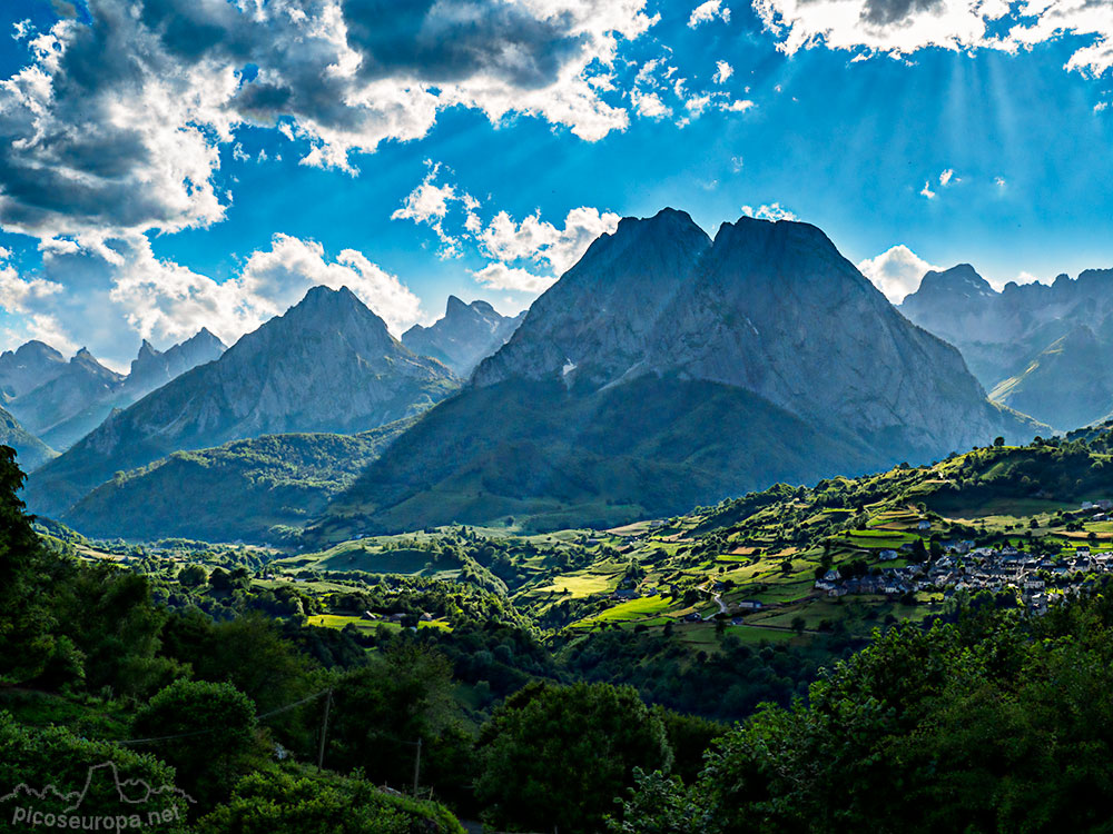 Foto: En el centro Le Billare y Petit Billare, a su izquierda Le Dec de Lhurs y al fondo el Circo de Lescún, Pirineos, Francia