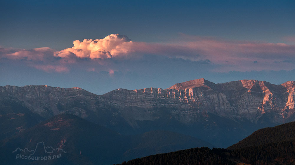 Amanecer en la Cara Norte de la Serra del Cadi, La Cerdanya, Pirineos de Catalunya.