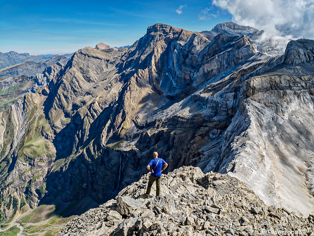 Foto: Mi buen amigo José RasKa mirando extasiado el Circo de Gavarnie con su cascada desde la cumbre del Casco, al fondo el Pico Marbore, Pirineos.