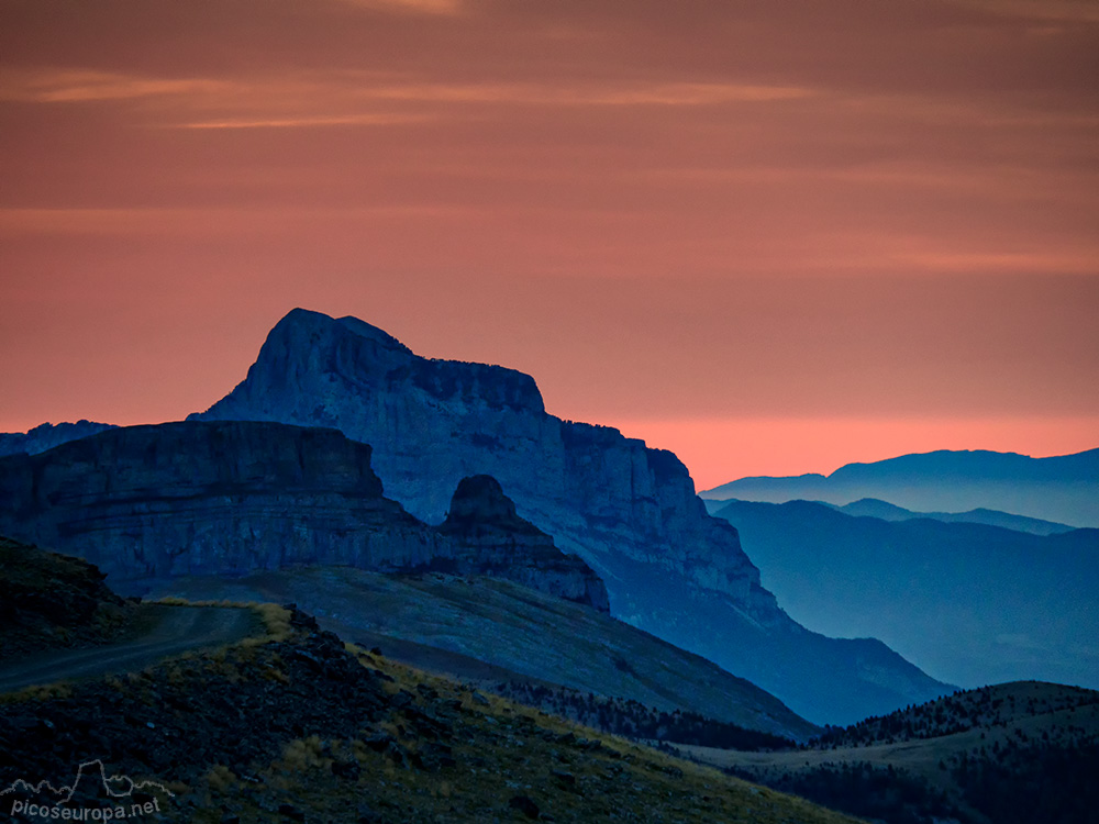 En la foto en primer plano la mencionada pista, por detrás el Pico Sestrales que forma la entrada Sur del Cañon de Añisclo y al fondo la mole de Peña Montañesa.