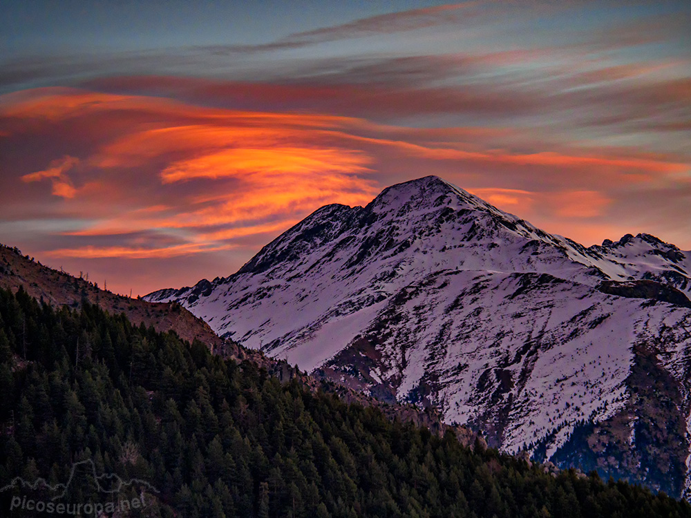 Foto: Amanecer desde el Collado de Espierba, Pirineos de Huesca.