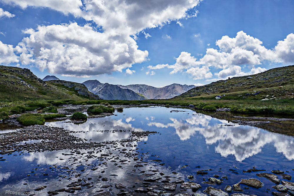 Pequeños estanys en las proximidades del Puig Pedros, Pirineos Orientales, Francia.