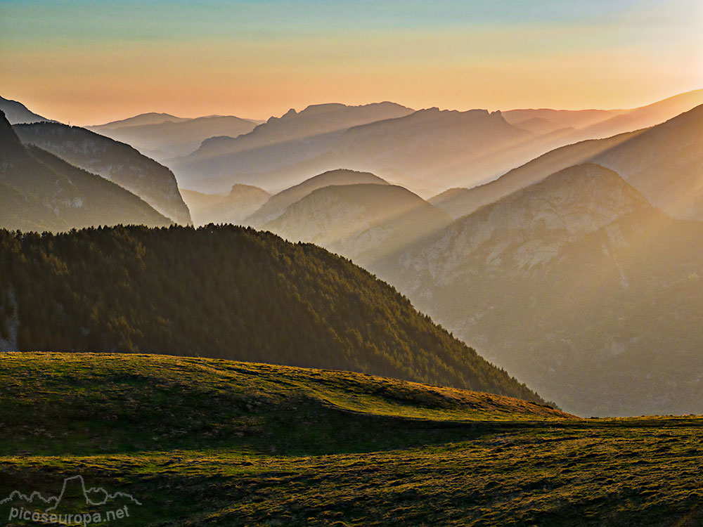 Atardecer desde el collado de Sahún, Prineos de Huesca, Aragón. Al fondo los Sestrales.