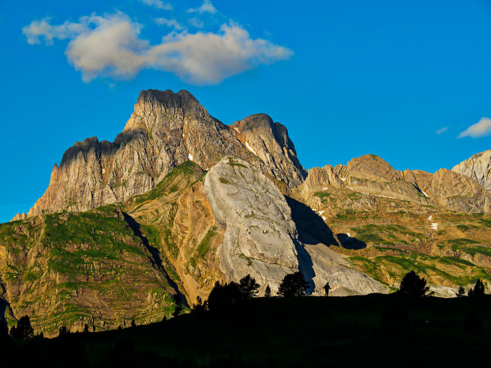 El Pico Aspe con la Zapatilla. Pirineos de Huesca, Aragón.