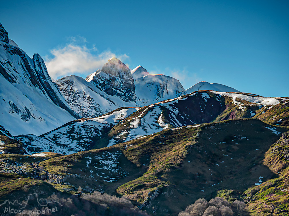 La foto esta hecha desde la ruta de subida al Ibon de Estanés desde el Parking de Sansanet situado en la carretera que baja del Puerto de Somport hacia Francia.