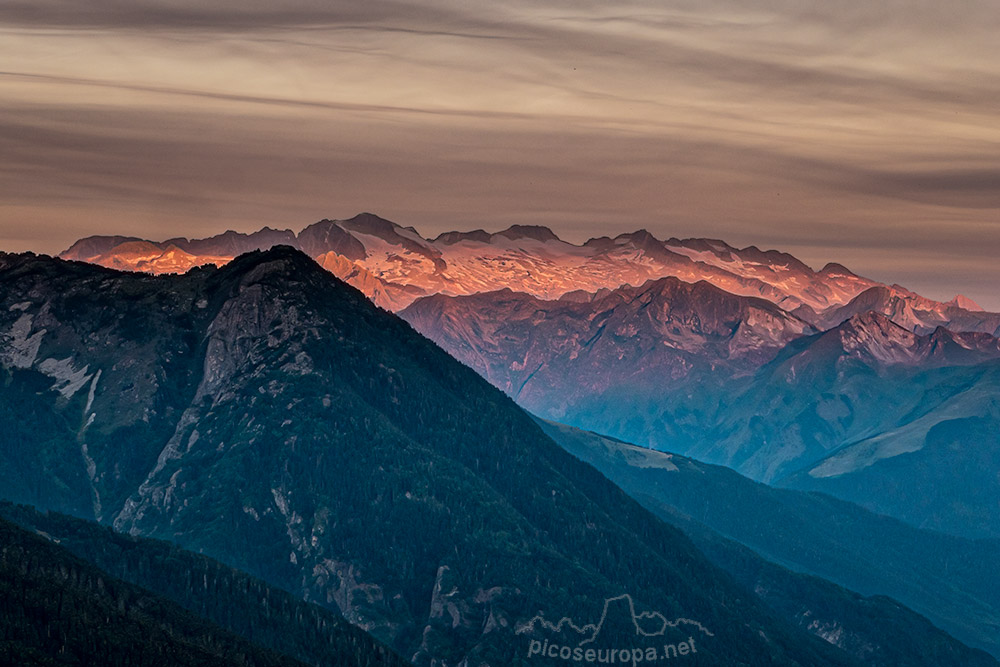 Foto: Amanece sobre el Macizo de la Maladeta. Foto tomada desde Beret, Vall d'Aran, Pirineos, Catalunya