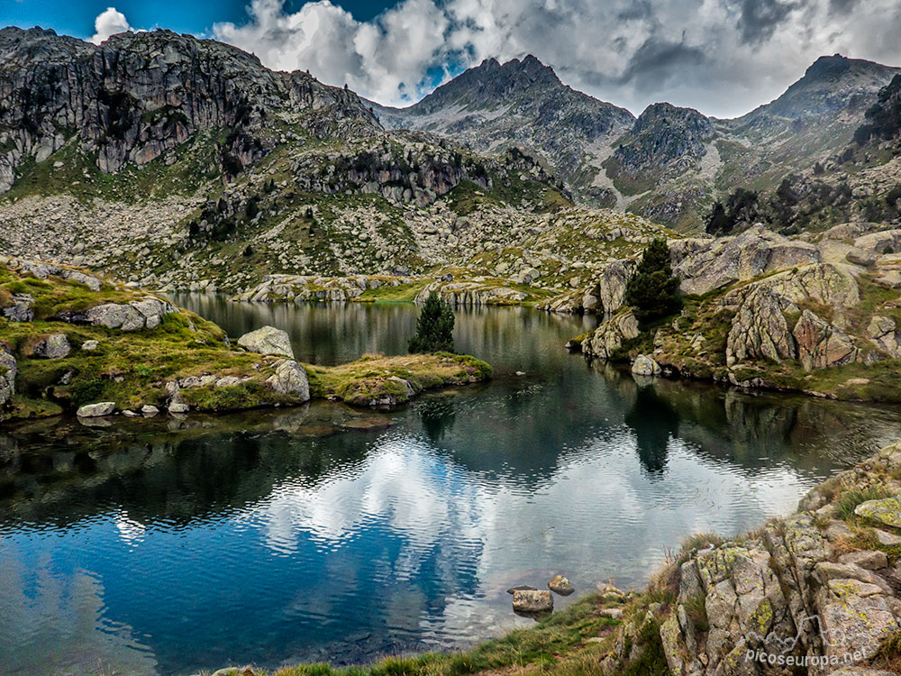 Por los lagos del Circo de Colomers, Valle de Aran, Pirineos, Catalunya.