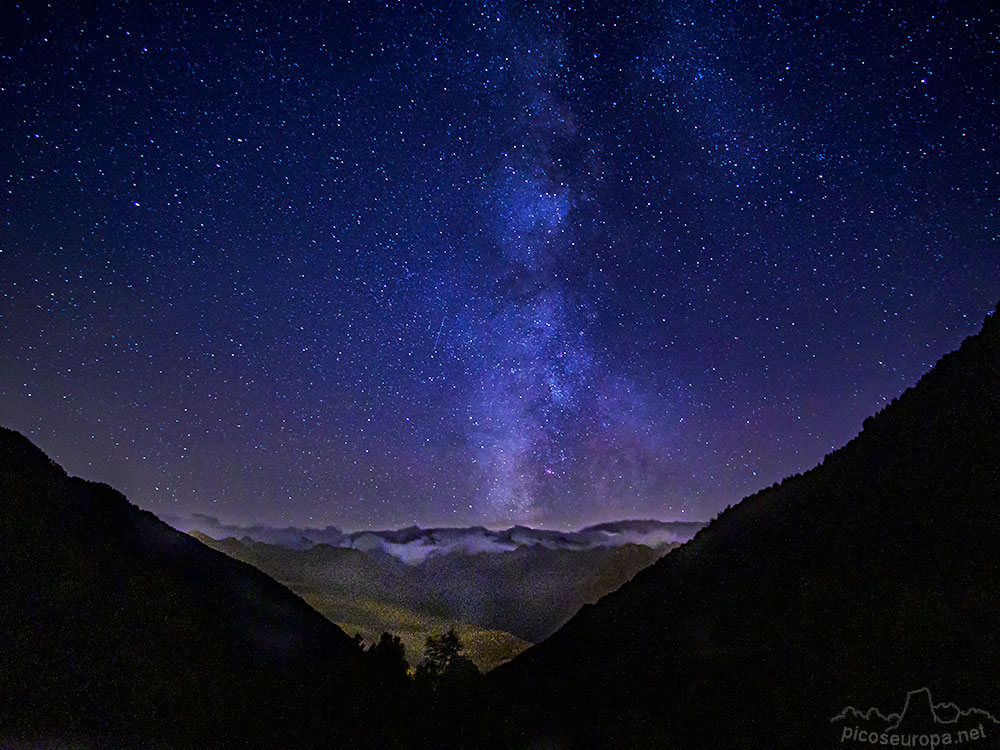 Foto: La Vía Láctea desde el mirador de la val de Varrados, Val d'Aran, Pirineos, Catalunya