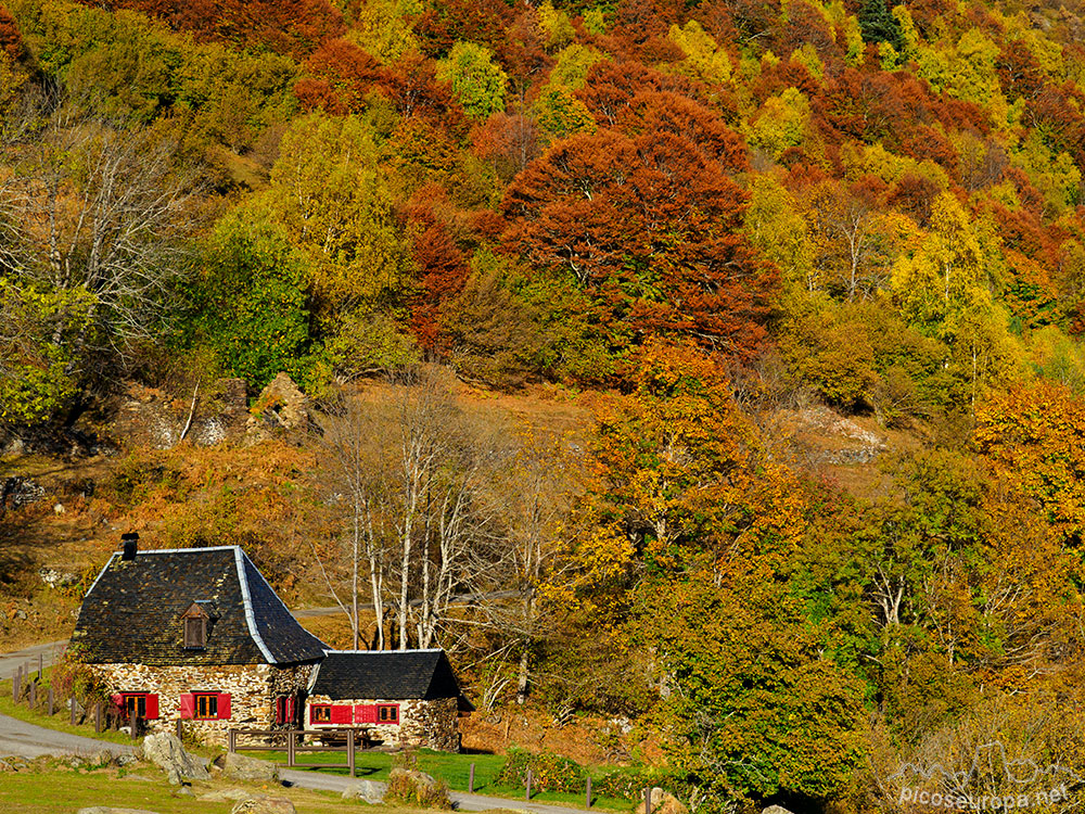 Foto: la casa situada a la derecha de la carretera y que nos servirá de referencia para localizar el mirador, val de Varrados, Val d'Aran, Pirineos, Catalunya