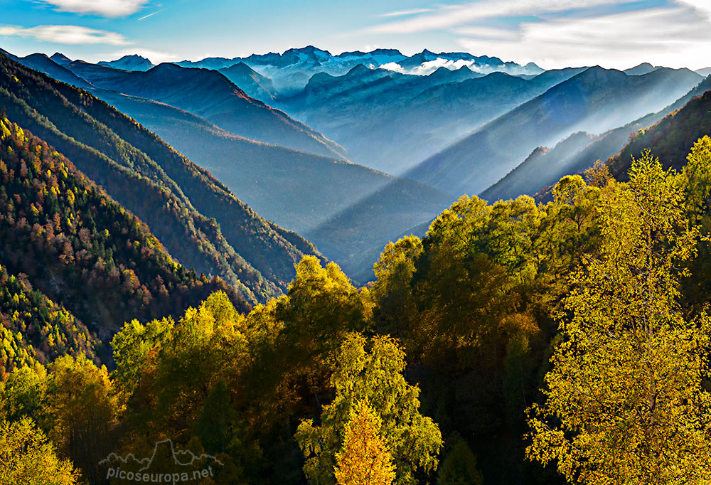 Foto: Un sin fin de Barrancos y valles se abren bajo el mirador de la val de Varrados, al fondo el Macizo Aneto - Maladeta, Val d'Aran, Pirineos, Catalunya