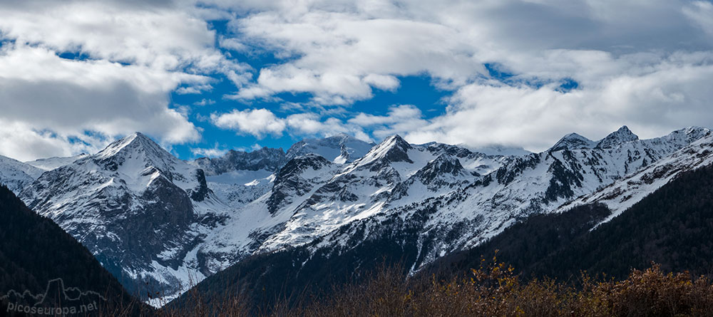 En la foto una vista del Macizo de Aneto-Maladeta desde Vilamos en el Valle de Aran.