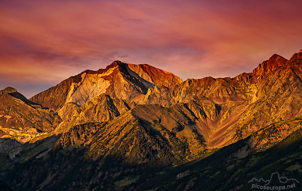 Puesta de sol desde el Valle de Tena, al fondo los Infiernos con su caracteristica Marmolada. Pirineos de Huesca, Aragón.