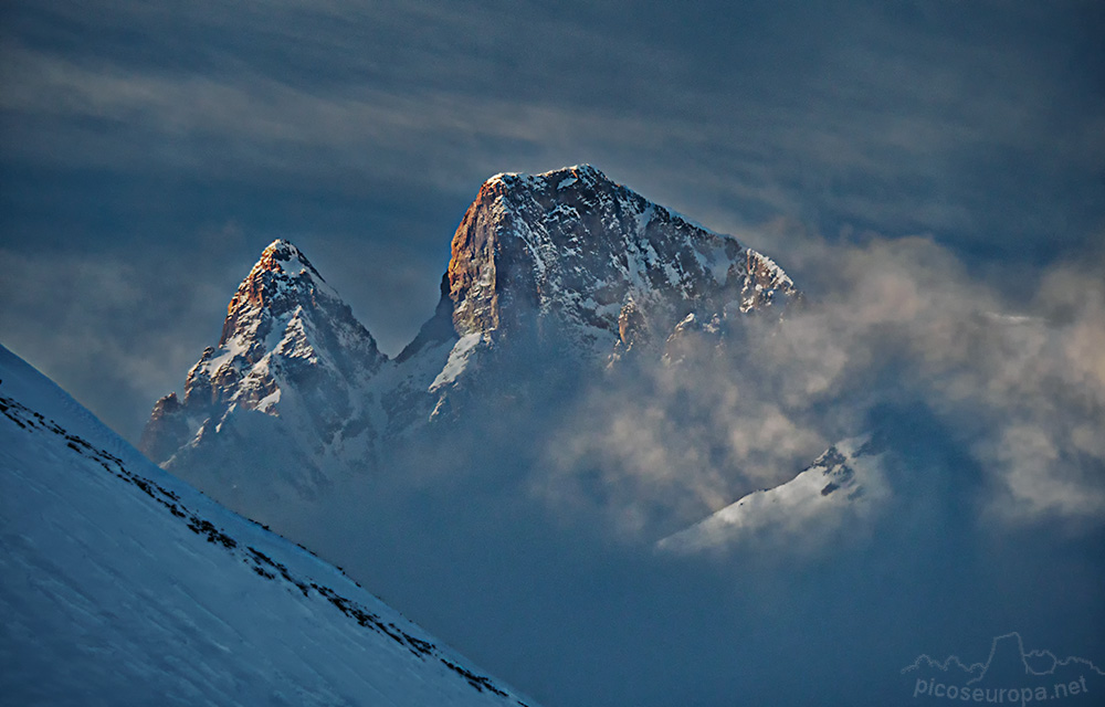 Foto: El emblemático Midi d'Ossau desde la carretera de subida a la zona Sarrios de las pistas de esqui de Formigal. Pirineos.