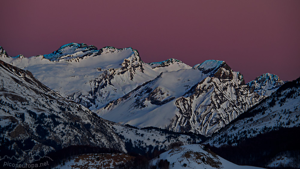 Foto: Ultimas luces sobre la Sierra Tendeñera desde las proximidades de Formigal, Pirineos de Huesca.