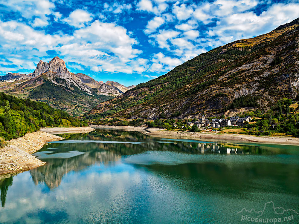 Embalse y pueblo de Lanuza, al fondo Peña Foratata. Pirineos de Huesca, Aragón.