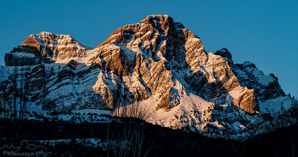 Foto: La impresionante mole de Peña Telera al amanecer desde las proximidades del embalse de Lanuza, Pirineos de Huesca.