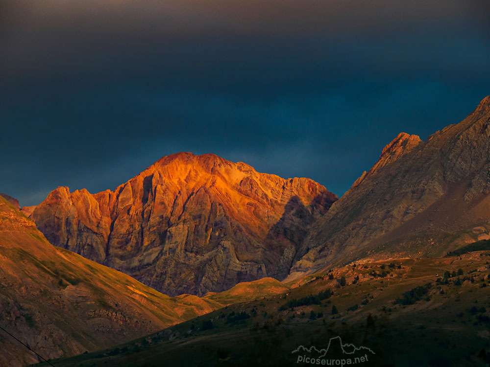 Puesta de sol un momento antes de una tormenta. Agosto del 2021. Peña Forato, Sierra de Tendeñera, Pirineos de Huesca, Aragón.