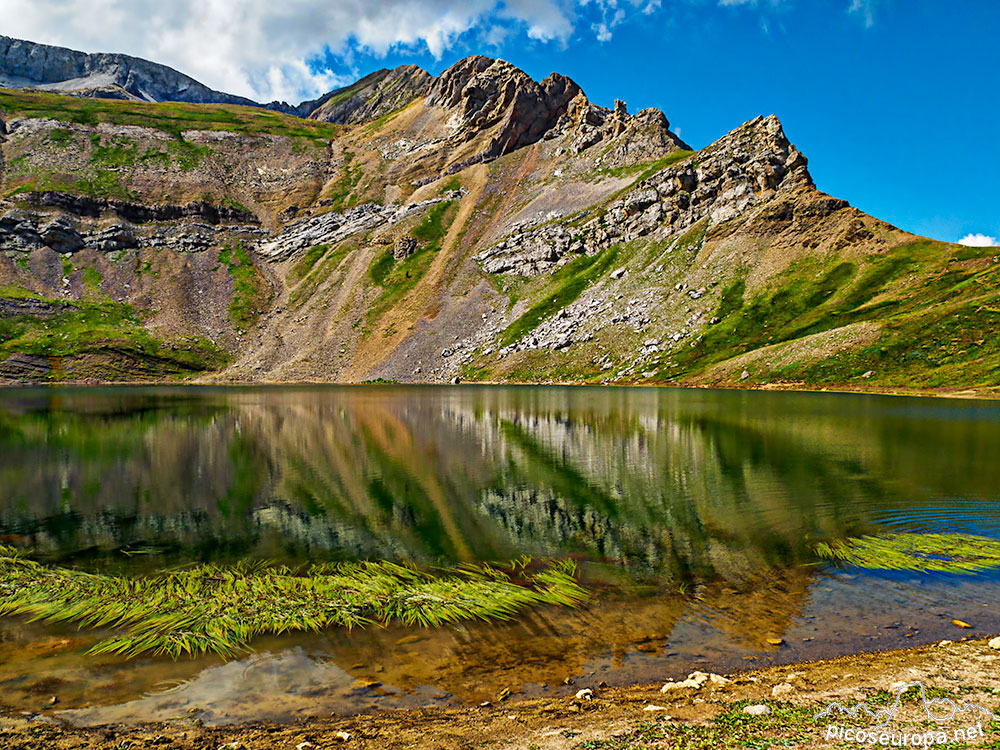 Ibón de los Asnos, situado bajo las cumbres de Sierra Tendeñera y nuy próximo al ibón de Sabocos. Valle de Tena, Pirineos de Huesca, Aragón.