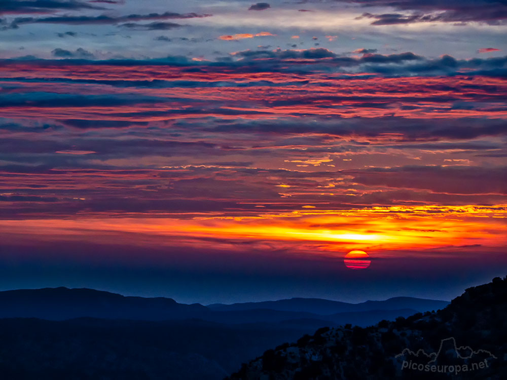 Puesta de sol desde las paredes del Montsec, sobre el valle de la Localidad de Ager, Pre Pirineos de Catalunya.