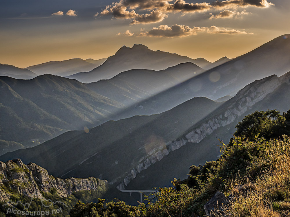 Pedraforca desde la carretera de subida al Coll del Pal desde Baga, Catalunya