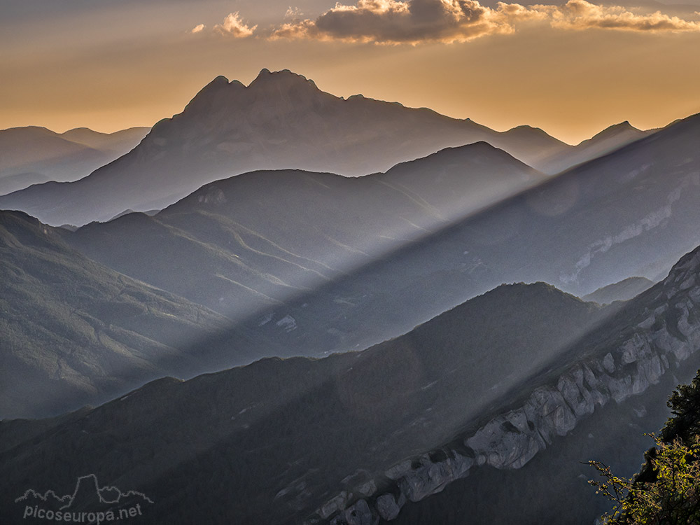 El Pedraforca desde la carretera del Col del Pal que une el pueblo de Baga con la Molina, Pre Pirineos, Catalunya.