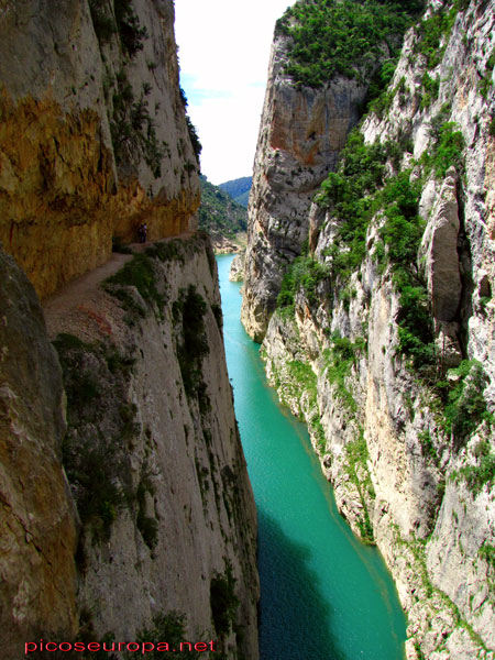 Sendero o ruta del Congost de Mont Rebei con el rio Noguera Ribagorzana abajo