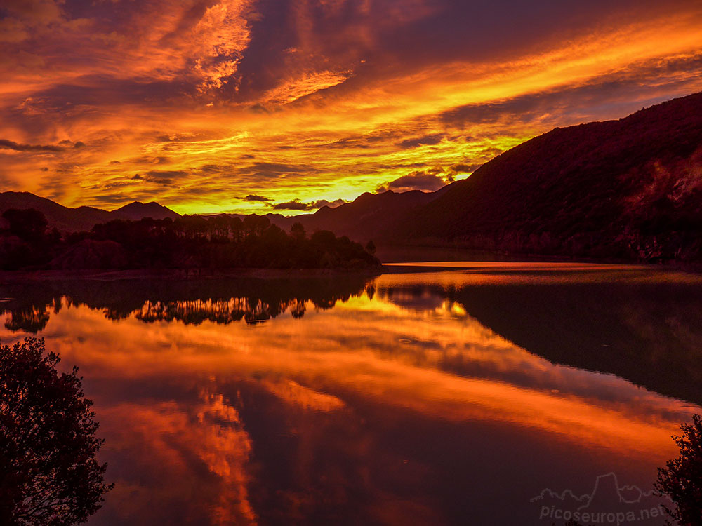 Fotos: Embalse de la Peña en los Pre Pirineos de Huesca, Aragón, España