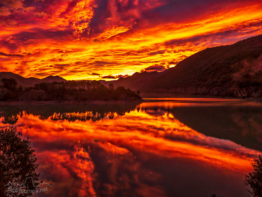 Foto: Amanecer en el embalse de la Peña, PrePirineos de Huesca, Aragón