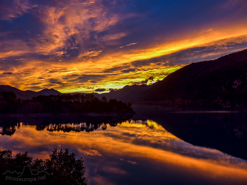 Foto del amanecer en el Embalse de la Peña, Pre Pirineos de Huesca, Aragón