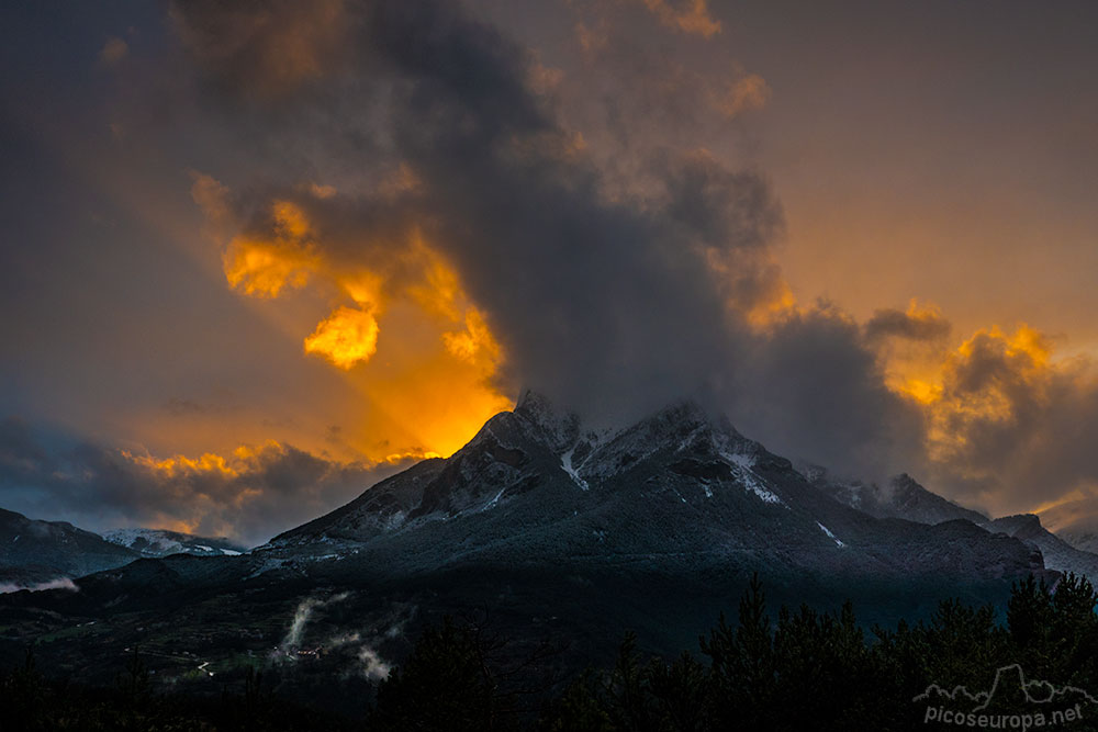 Foto: Puesta de sol desde la carretera que sube a Saldes, en la foto el Pedraforca, Barcelona, Serra del Cadi, Pre Pirineos