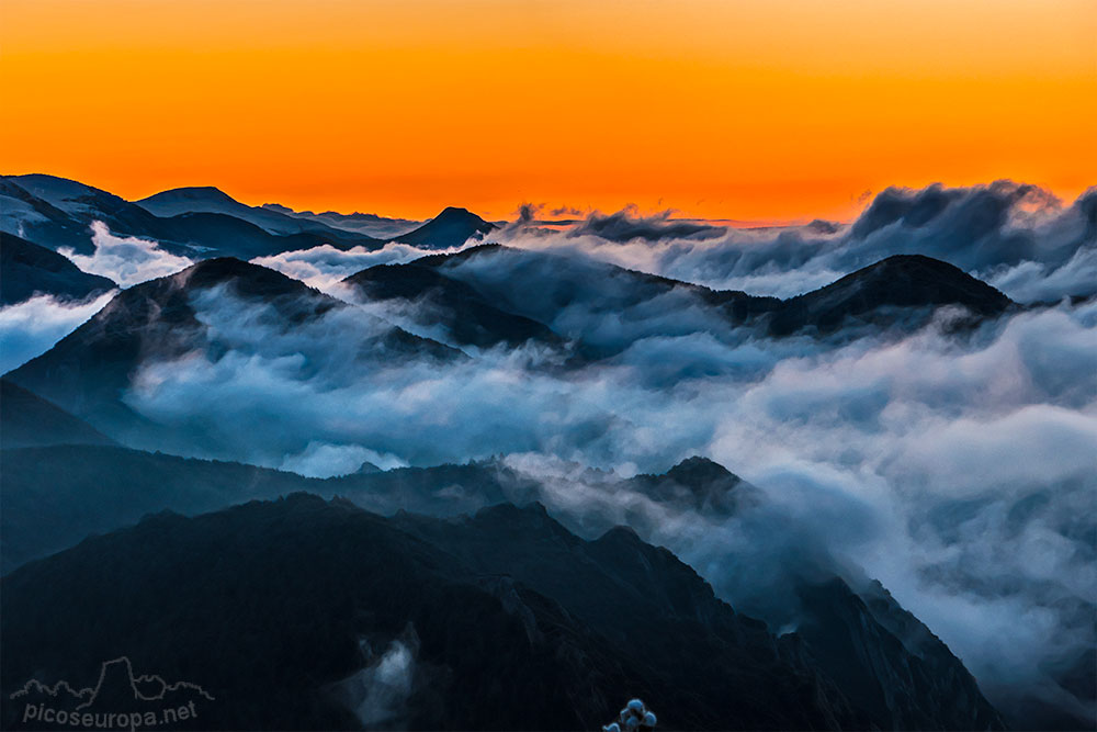 Foto: Amanecer desde el Mirador de Gresolet, situado al final de la pista asfaltada que sube desde Saldes hacia el refugio del Pedraforca, Barcelona, Catalunya