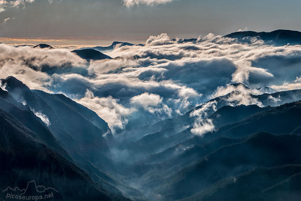 Foto: Amanecer desde el Mirador de Gresolet, situado al final de la pista asfaltada que sube desde Saldes hacia el refugio del Pedraforca, Barcelona, Catalunya