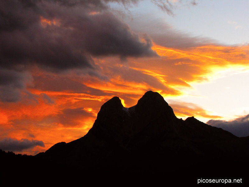 Foto: Puesta de sol desde la carretera que sube a Saldes, en la foto el Pedraforca, Barcelona, Serra del Cadi, Pre Pirineos