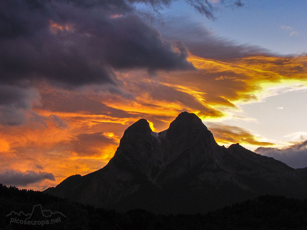 Foto: Puesta de sol en el Pedraforca, PrePirineos, Barcelona, Catalunya