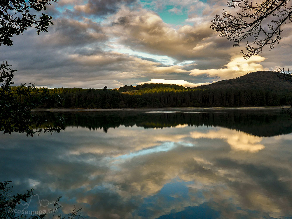 Reflejos en el embalse de Urrunaga, Alava, Pais Vasco