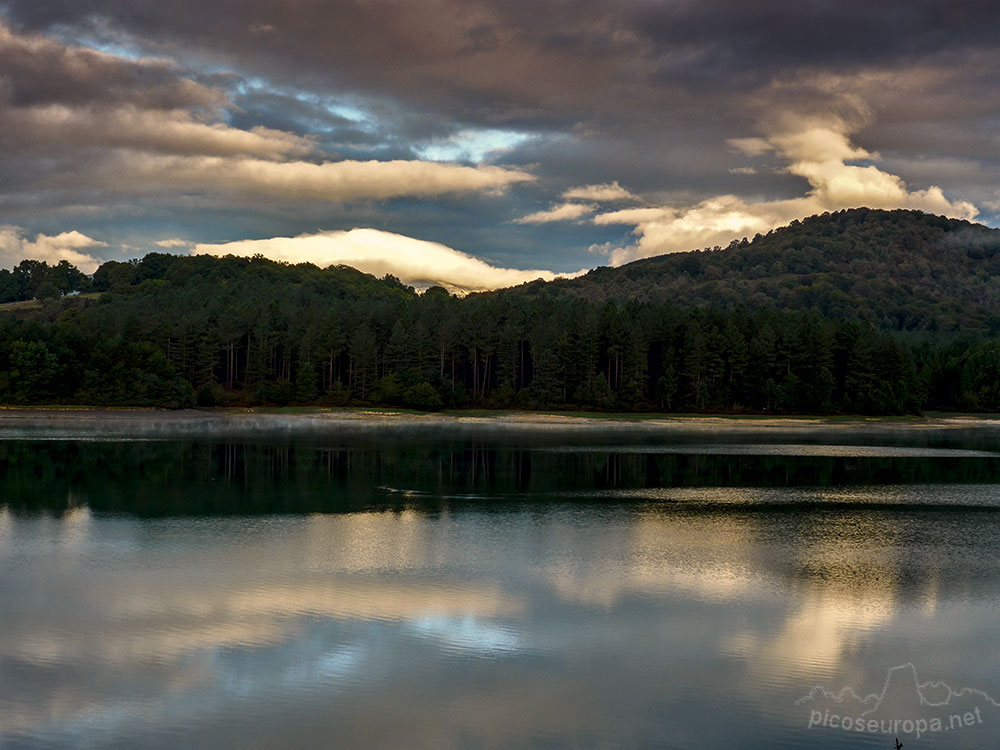 Reflejos en el embalse de Urrunaga, Alava, Pais Vasco